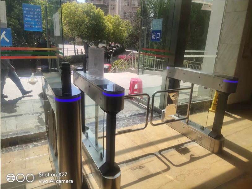 昆明市第三人民醫(yī)院（健康碼測溫?cái)[閘(圖3)